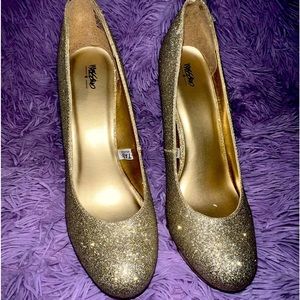 NWOT Mossimo Gold Glitter 5” Pumps